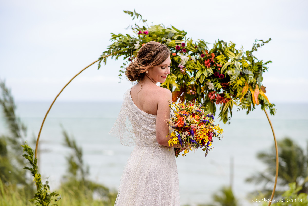 Lindo casamento mini wedding realizado no restaurante mahara na serra em jacaraípe com noivo noiva buquê e vestido feito por fotógrafos de casamento de vila velha, vitoria e serra es com vista para o mar no meio da pandemia de corona virus covid-19