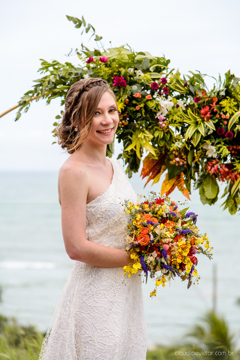 Lindo casamento mini wedding realizado no restaurante mahara na serra em jacaraípe com noivo noiva buquê e vestido feito por fotógrafos de casamento de vila velha, vitoria e serra es com vista para o mar no meio da pandemia de corona virus covid-19