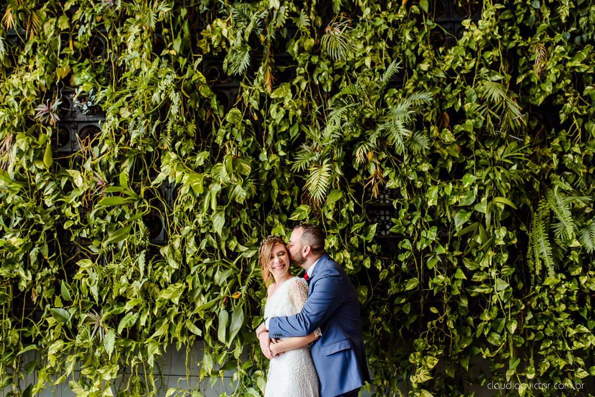 Lindo casamento mini wedding realizado no restaurante mahara na serra em jacaraípe com noivo noiva buquê e vestido feito por fotógrafos de casamento de vila velha, vitoria e serra es com vista para o mar no meio da pandemia de corona virus covid-19