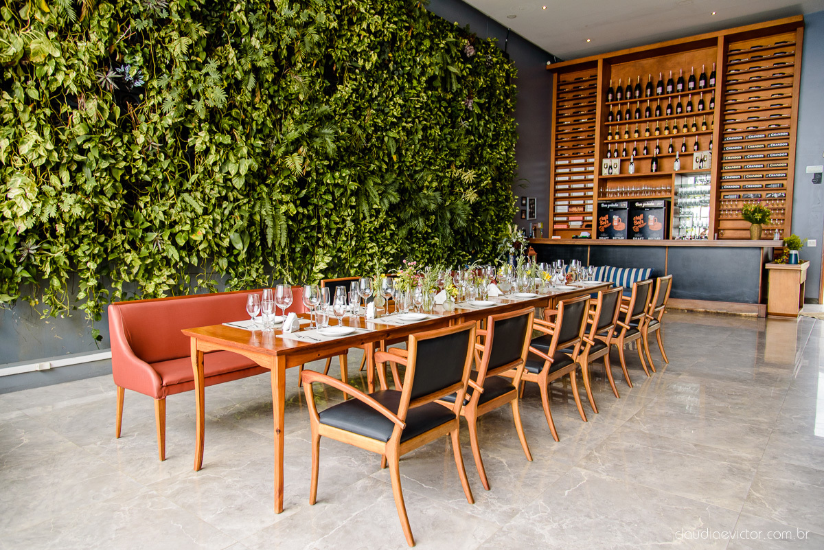 Lindo casamento mini wedding realizado no restaurante mahara na serra em jacaraípe com noivo noiva buquê e vestido feito por fotógrafos de casamento de vila velha, vitoria e serra es com vista para o mar no meio da pandemia de corona virus covid-19