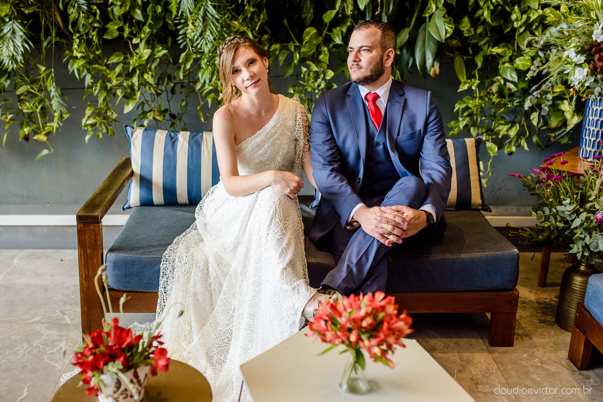 Lindo casamento mini wedding realizado no restaurante mahara na serra em jacaraípe com noivo noiva buquê e vestido feito por fotógrafos de casamento de vila velha, vitoria e serra es com vista para o mar no meio da pandemia de corona virus covid-19