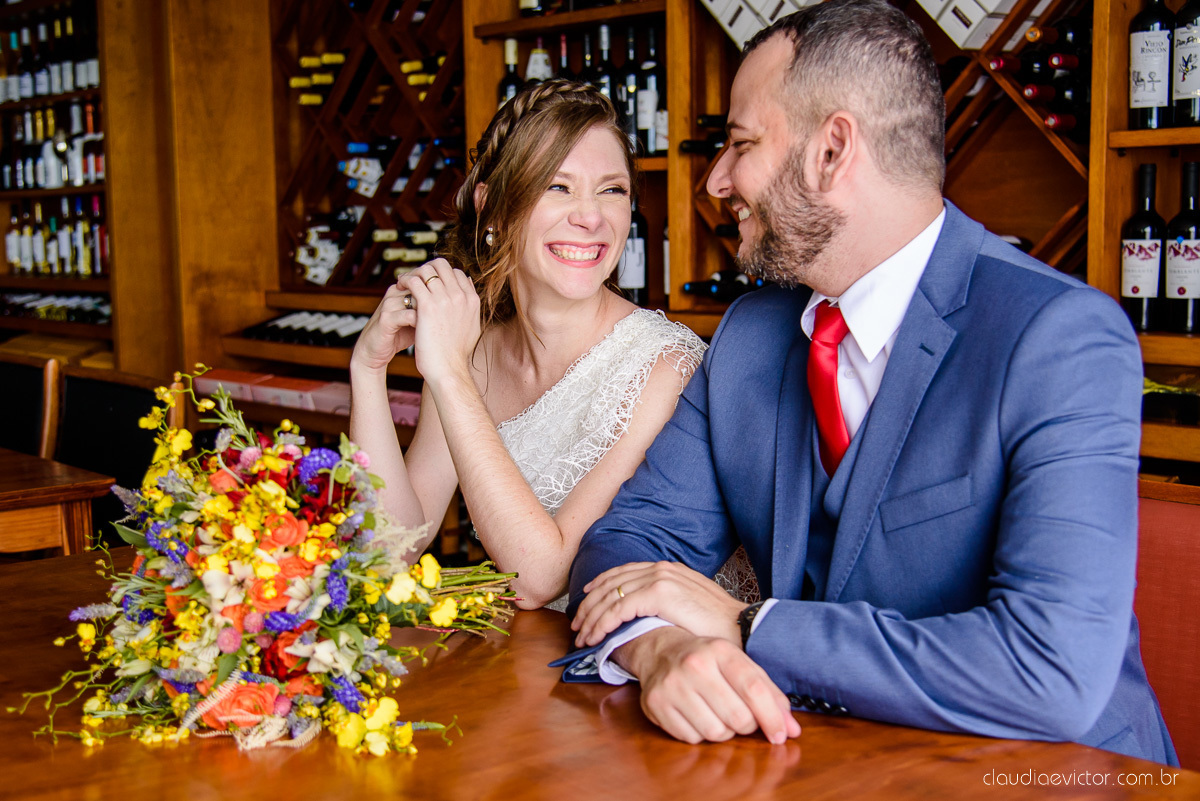 Lindo casamento mini wedding realizado no restaurante mahara na serra em jacaraípe com noivo noiva buquê e vestido feito por fotógrafos de casamento de vila velha, vitoria e serra es com vista para o mar no meio da pandemia de corona virus covid-19