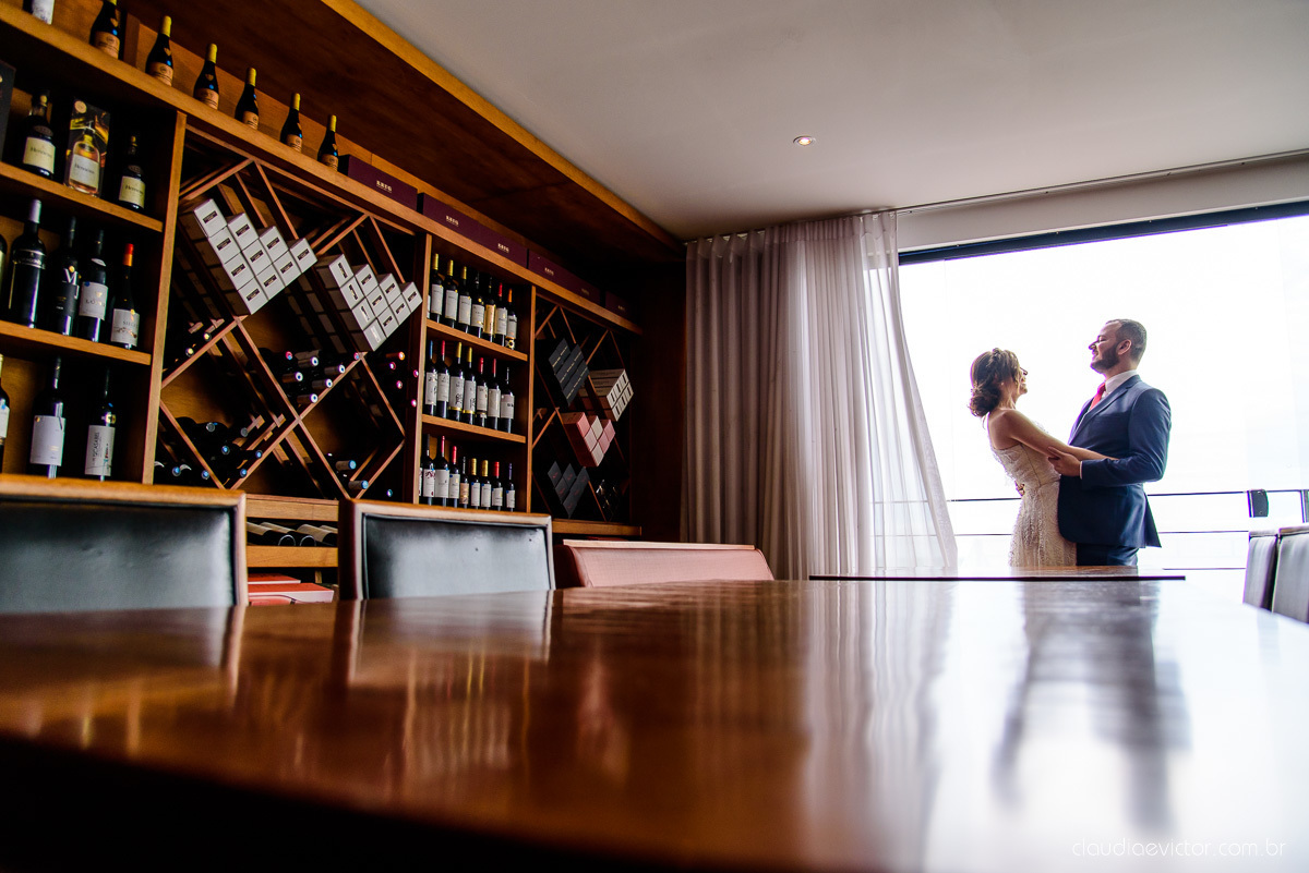 Lindo casamento mini wedding realizado no restaurante mahara na serra em jacaraípe com noivo noiva buquê e vestido feito por fotógrafos de casamento de vila velha, vitoria e serra es com vista para o mar no meio da pandemia de corona virus covid-19