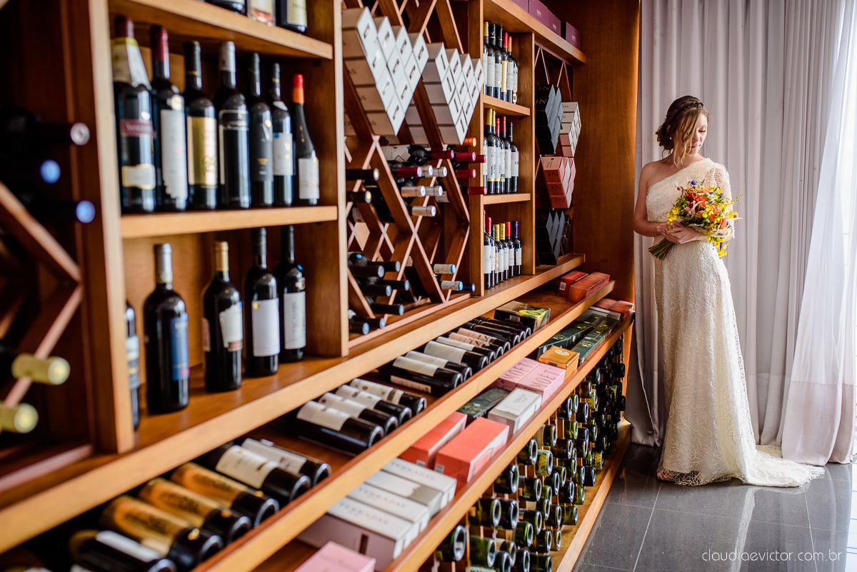 Lindo casamento mini wedding realizado no restaurante mahara na serra em jacaraípe com noivo noiva buquê e vestido feito por fotógrafos de casamento de vila velha, vitoria e serra es com vista para o mar no meio da pandemia de corona virus covid-19