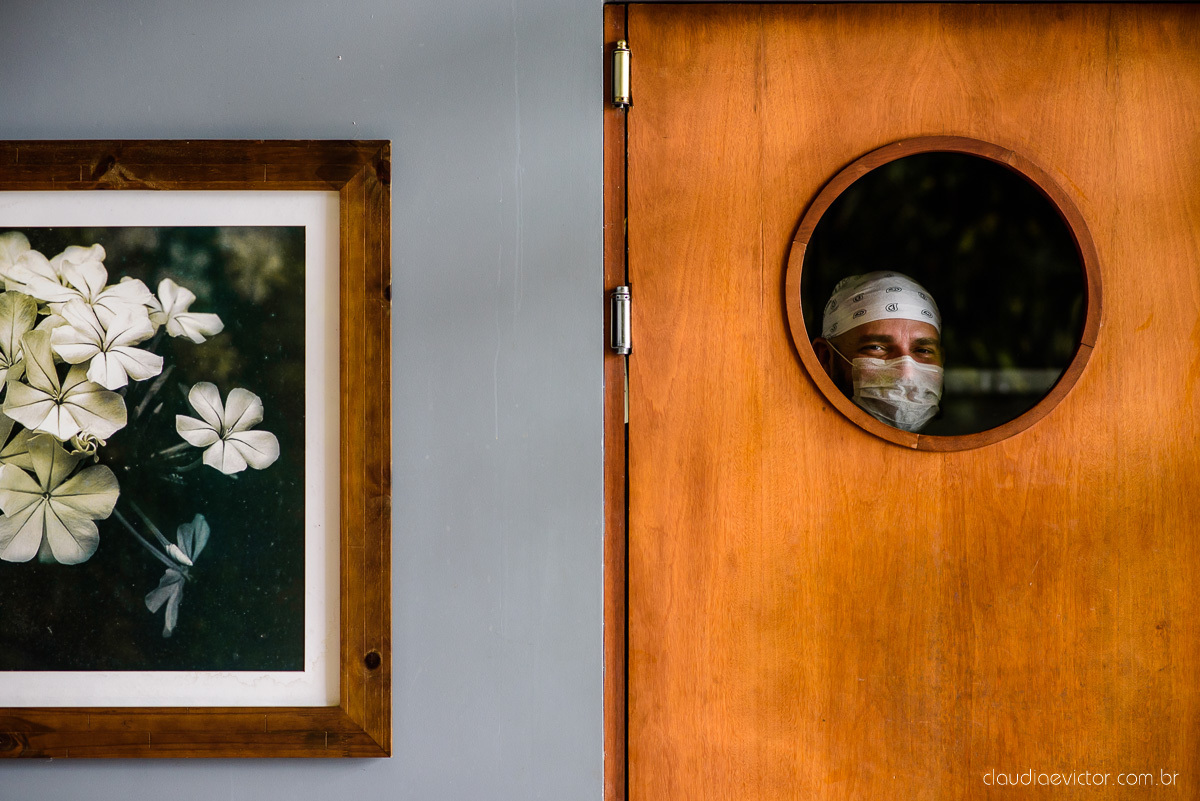 Lindo casamento mini wedding realizado no restaurante mahara na serra em jacaraípe com noivo noiva buquê e vestido feito por fotógrafos de casamento de vila velha, vitoria e serra es com vista para o mar no meio da pandemia de corona virus covid-19