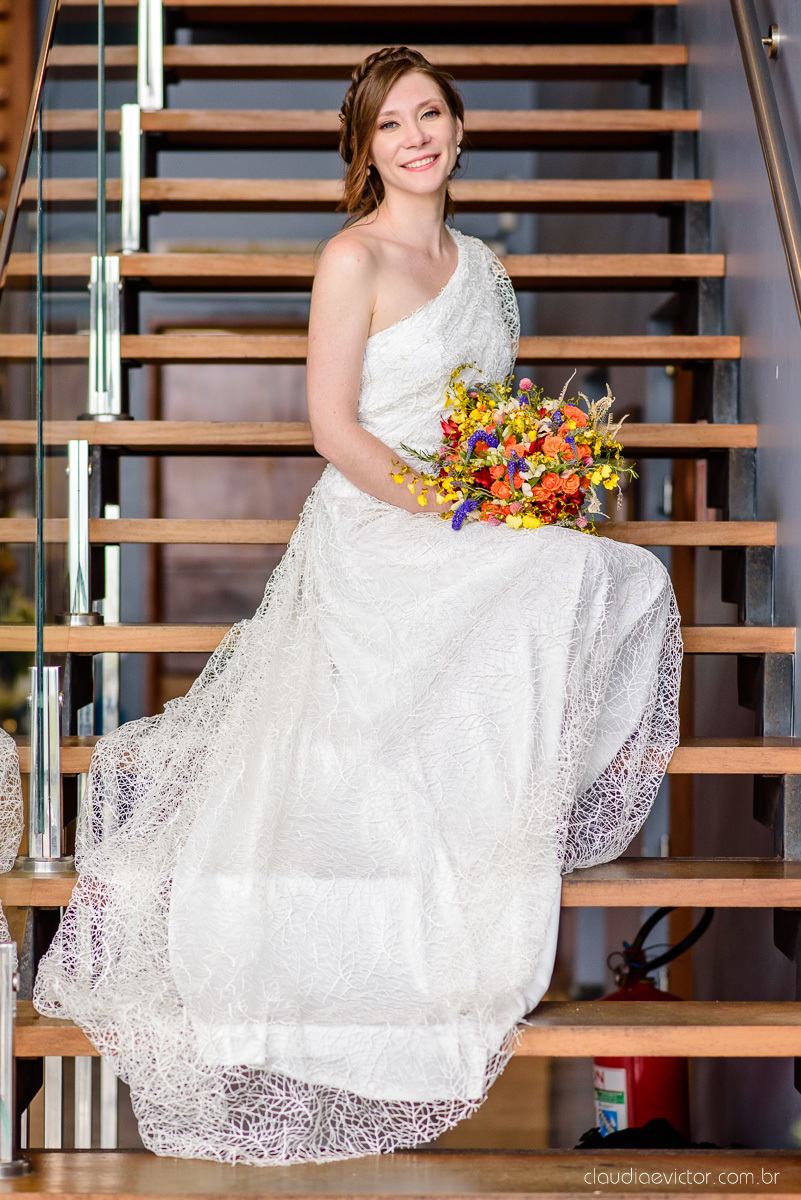 Lindo casamento mini wedding realizado no restaurante mahara na serra em jacaraípe com noivo noiva buquê e vestido feito por fotógrafos de casamento de vila velha, vitoria e serra es com vista para o mar no meio da pandemia de corona virus covid-19
