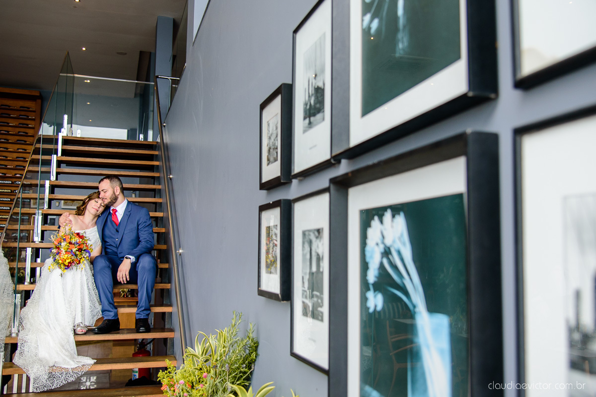 Lindo casamento mini wedding realizado no restaurante mahara na serra em jacaraípe com noivo noiva buquê e vestido feito por fotógrafos de casamento de vila velha, vitoria e serra es com vista para o mar no meio da pandemia de corona virus covid-19
