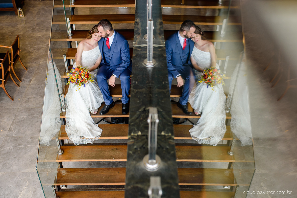 Lindo casamento mini wedding realizado no restaurante mahara na serra em jacaraípe com noivo noiva buquê e vestido feito por fotógrafos de casamento de vila velha, vitoria e serra es com vista para o mar no meio da pandemia de corona virus covid-19