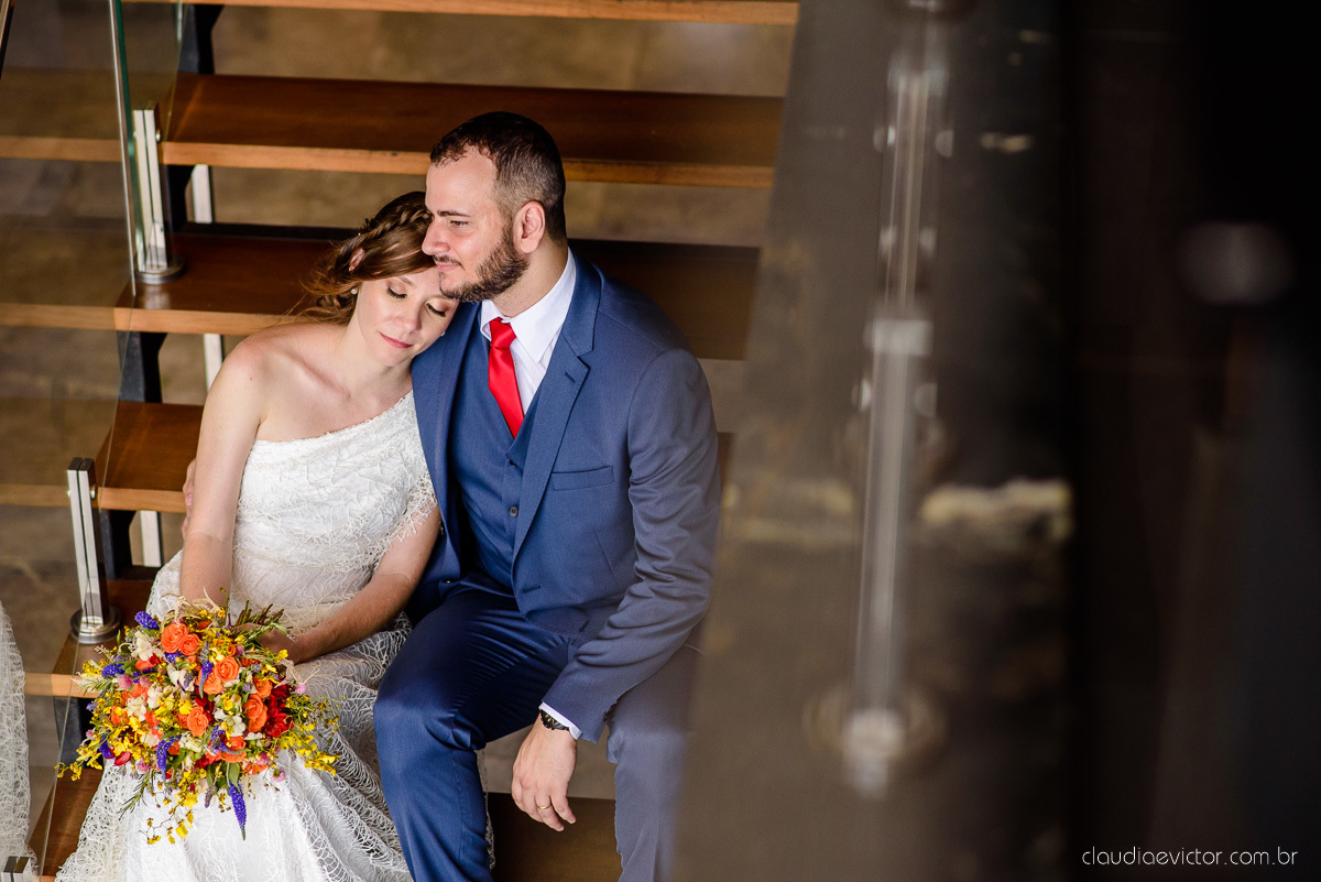 Lindo casamento mini wedding realizado no restaurante mahara na serra em jacaraípe com noivo noiva buquê e vestido feito por fotógrafos de casamento de vila velha, vitoria e serra es com vista para o mar no meio da pandemia de corona virus covid-19