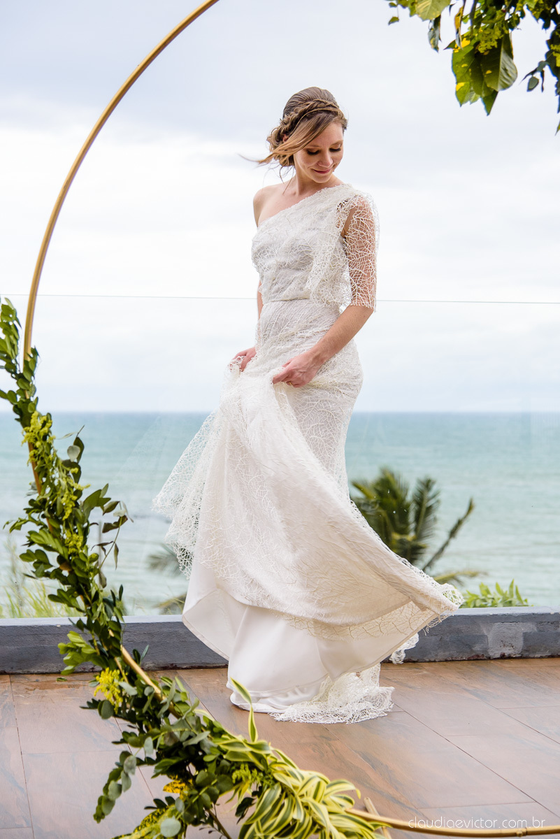 Lindo casamento mini wedding realizado no restaurante mahara na serra em jacaraípe com noivo noiva buquê e vestido feito por fotógrafos de casamento de vila velha, vitoria e serra es com vista para o mar no meio da pandemia de corona virus covid-19