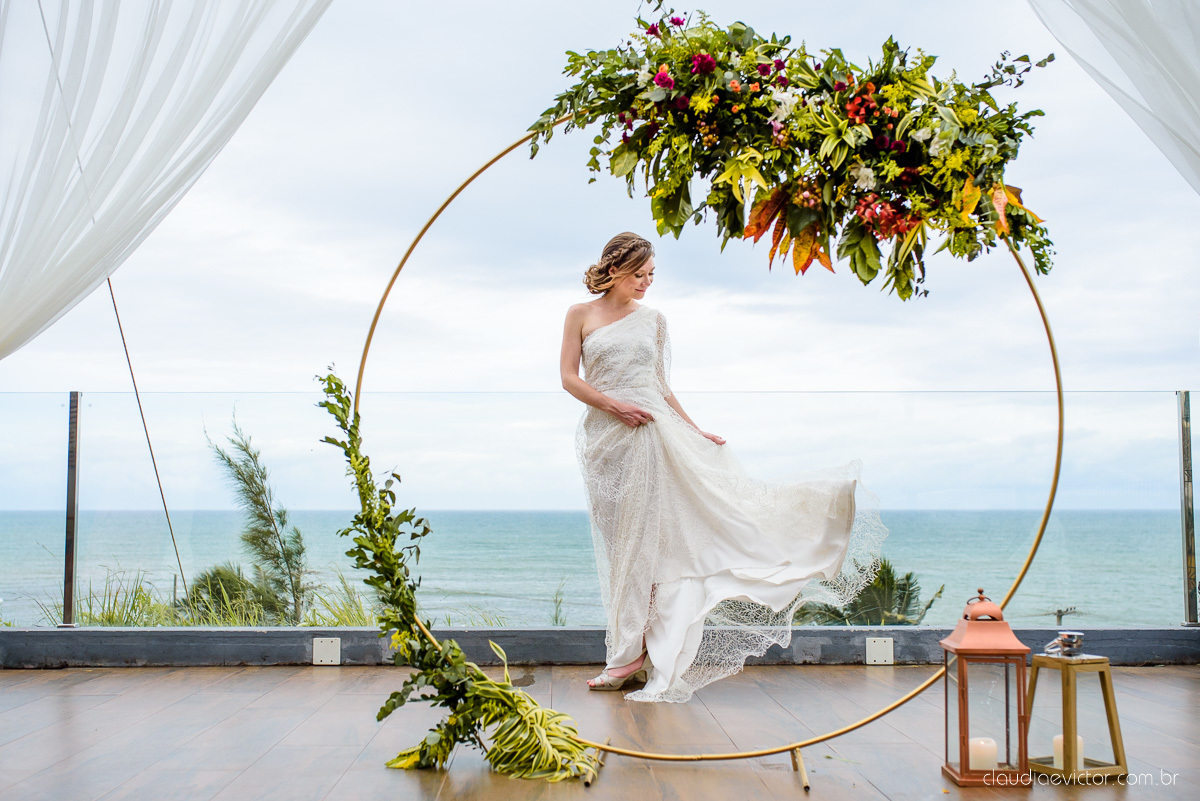 Lindo casamento mini wedding realizado no restaurante mahara na serra em jacaraípe com noivo noiva buquê e vestido feito por fotógrafos de casamento de vila velha, vitoria e serra es com vista para o mar no meio da pandemia de corona virus covid-19