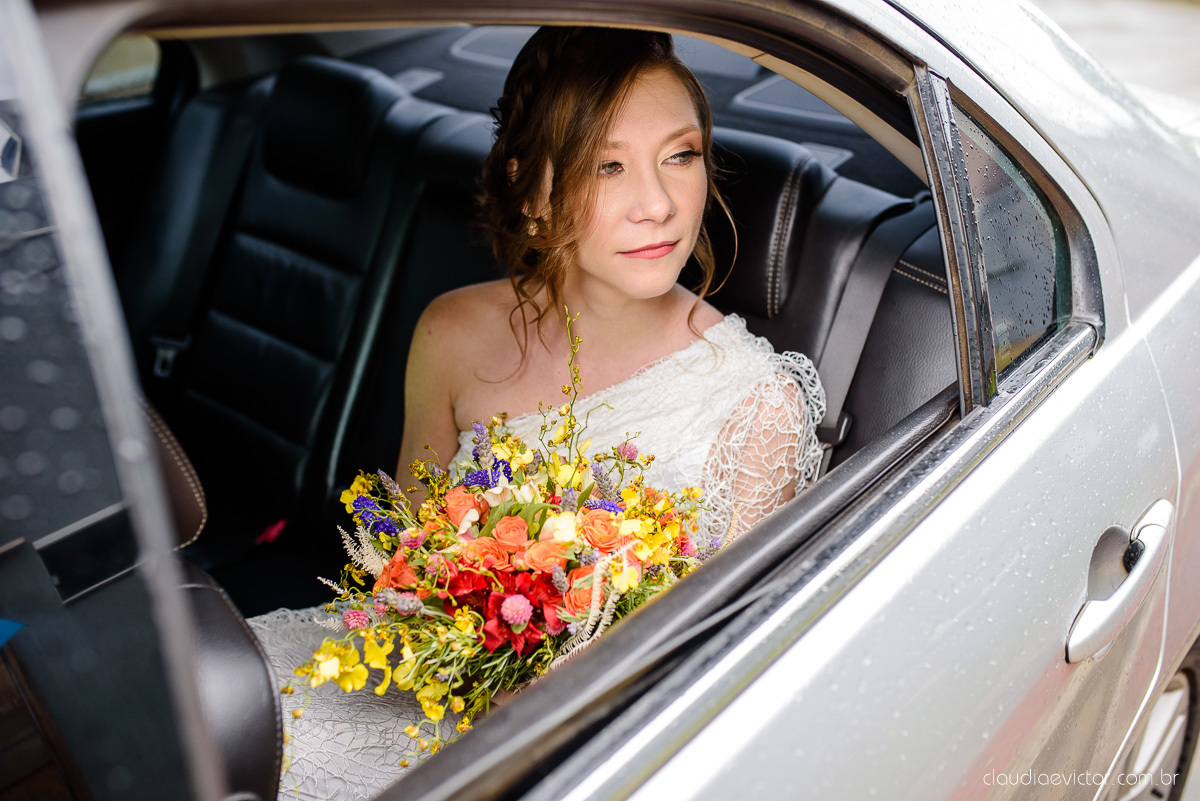 Lindo casamento mini wedding realizado no restaurante mahara na serra em jacaraípe com noivo noiva buquê e vestido feito por fotógrafos de casamento de vila velha, vitoria e serra es com vista para o mar no meio da pandemia de corona virus covid-19