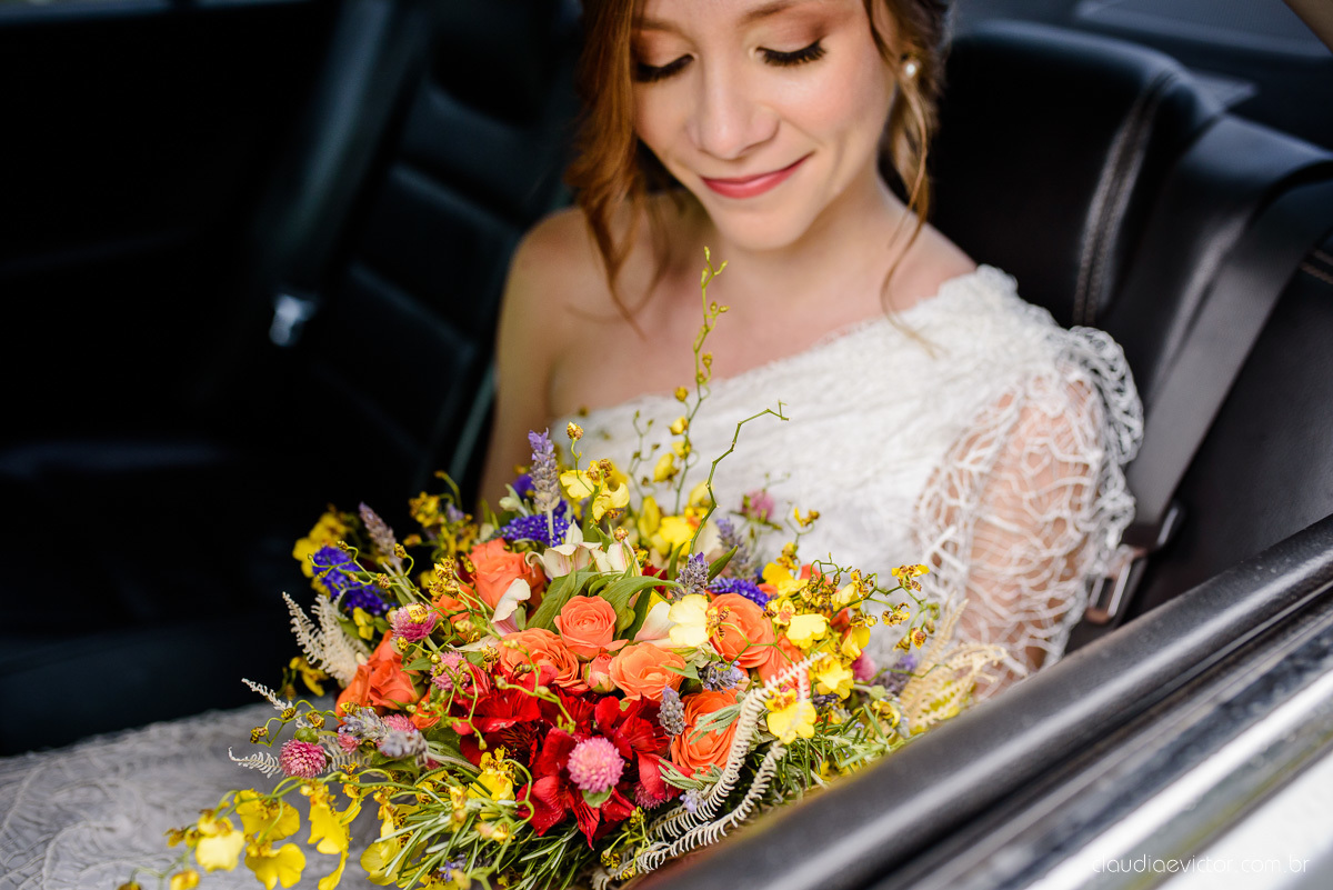 Lindo casamento mini wedding realizado no restaurante mahara na serra em jacaraípe com noivo noiva buquê e vestido feito por fotógrafos de casamento de vila velha, vitoria e serra es com vista para o mar no meio da pandemia de corona virus covid-19