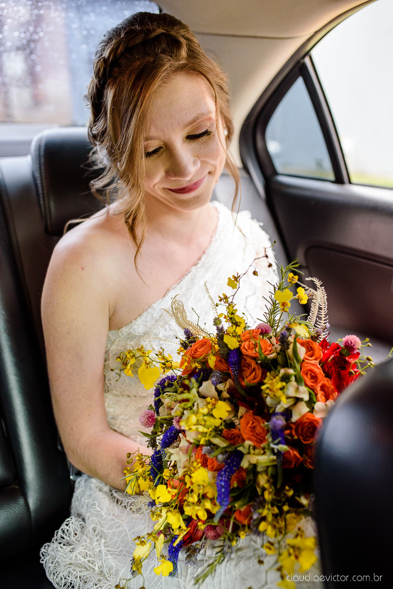 Lindo casamento mini wedding realizado no restaurante mahara na serra em jacaraípe com noivo noiva buquê e vestido feito por fotógrafos de casamento de vila velha, vitoria e serra es com vista para o mar no meio da pandemia de corona virus covid-19