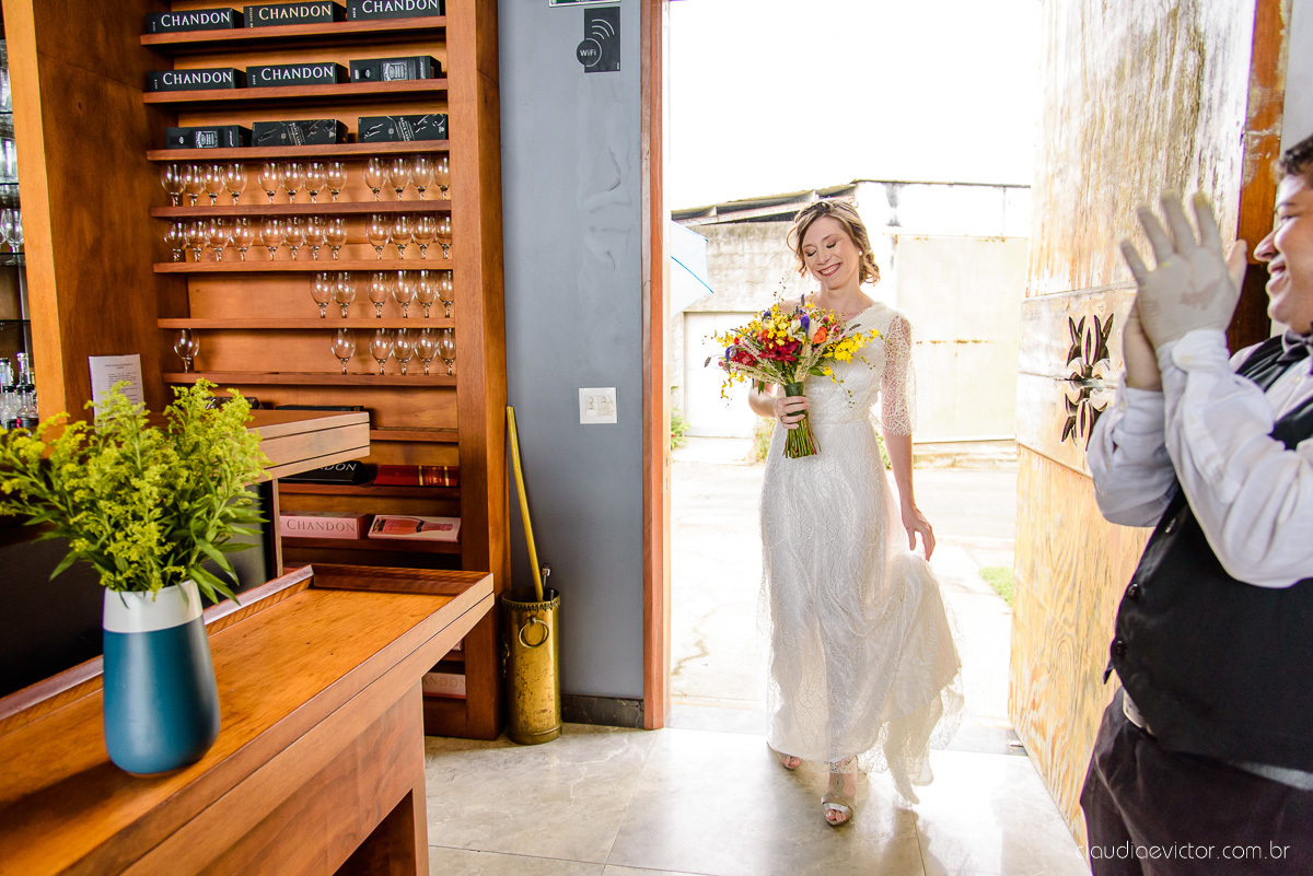 Lindo casamento mini wedding realizado no restaurante mahara na serra em jacaraípe com noivo noiva buquê e vestido feito por fotógrafos de casamento de vila velha, vitoria e serra es com vista para o mar no meio da pandemia de corona virus covid-19