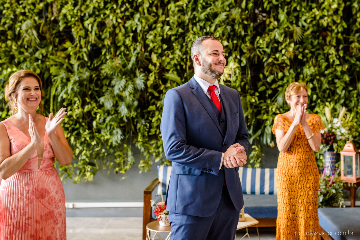 Lindo casamento mini wedding realizado no restaurante mahara na serra em jacaraípe com noivo noiva buquê e vestido feito por fotógrafos de casamento de vila velha, vitoria e serra es com vista para o mar no meio da pandemia de corona virus covid-19