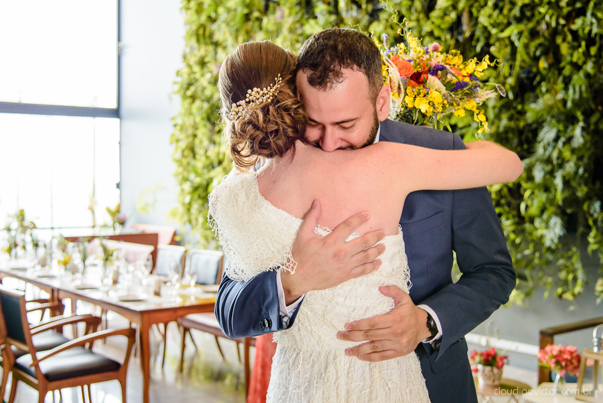 Lindo casamento mini wedding realizado no restaurante mahara na serra em jacaraípe com noivo noiva buquê e vestido feito por fotógrafos de casamento de vila velha, vitoria e serra es com vista para o mar no meio da pandemia de corona virus covid-19