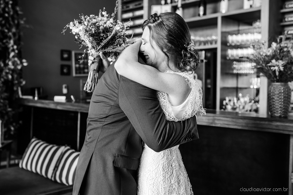 Lindo casamento mini wedding realizado no restaurante mahara na serra em jacaraípe com noivo noiva buquê e vestido feito por fotógrafos de casamento de vila velha, vitoria e serra es com vista para o mar no meio da pandemia de corona virus covid-19