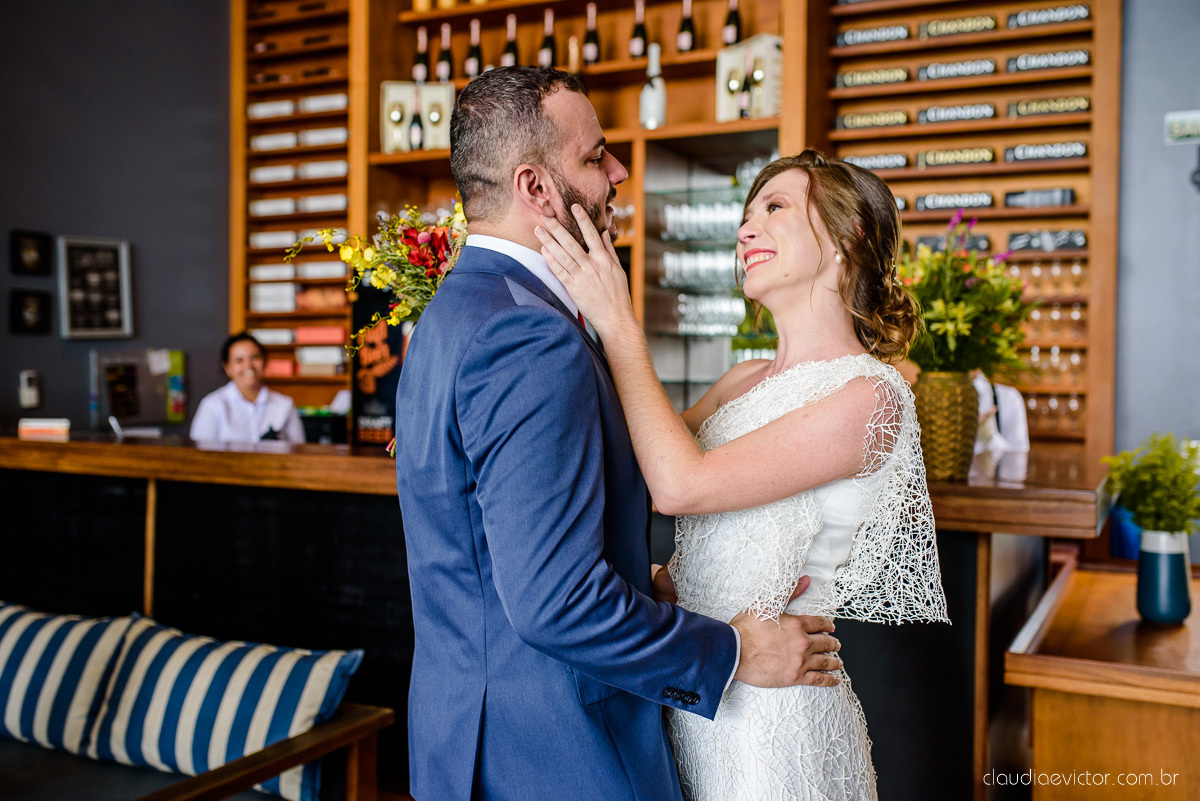 Lindo casamento mini wedding realizado no restaurante mahara na serra em jacaraípe com noivo noiva buquê e vestido feito por fotógrafos de casamento de vila velha, vitoria e serra es com vista para o mar no meio da pandemia de corona virus covid-19