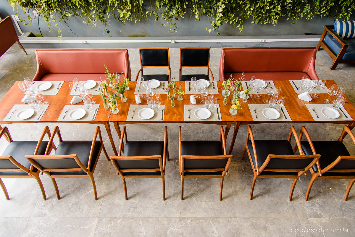 Lindo casamento mini wedding realizado no restaurante mahara na serra em jacaraípe com noivo noiva buquê e vestido feito por fotógrafos de casamento de vila velha, vitoria e serra es com vista para o mar no meio da pandemia de corona virus covid-19