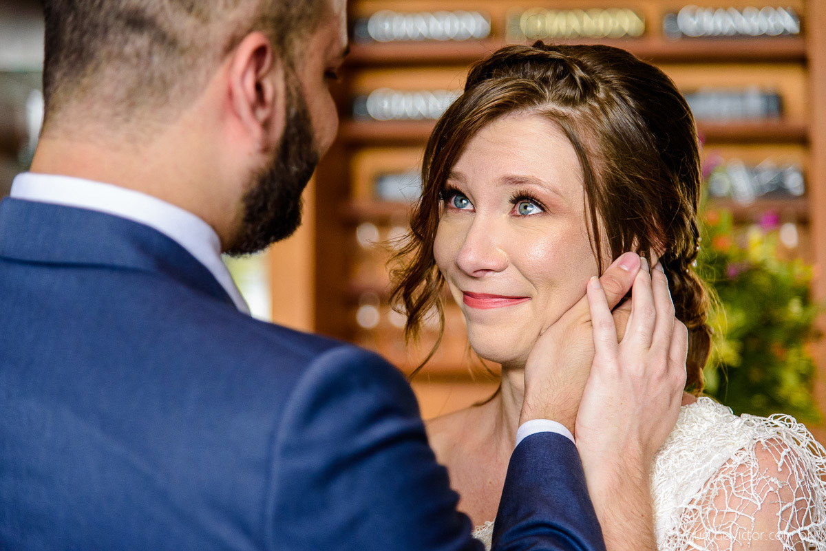 Lindo casamento mini wedding realizado no restaurante mahara na serra em jacaraípe com noivo noiva buquê e vestido feito por fotógrafos de casamento de vila velha, vitoria e serra es com vista para o mar no meio da pandemia de corona virus covid-19