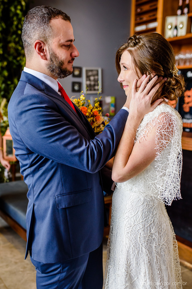 Lindo casamento mini wedding realizado no restaurante mahara na serra em jacaraípe com noivo noiva buquê e vestido feito por fotógrafos de casamento de vila velha, vitoria e serra es com vista para o mar no meio da pandemia de corona virus covid-19