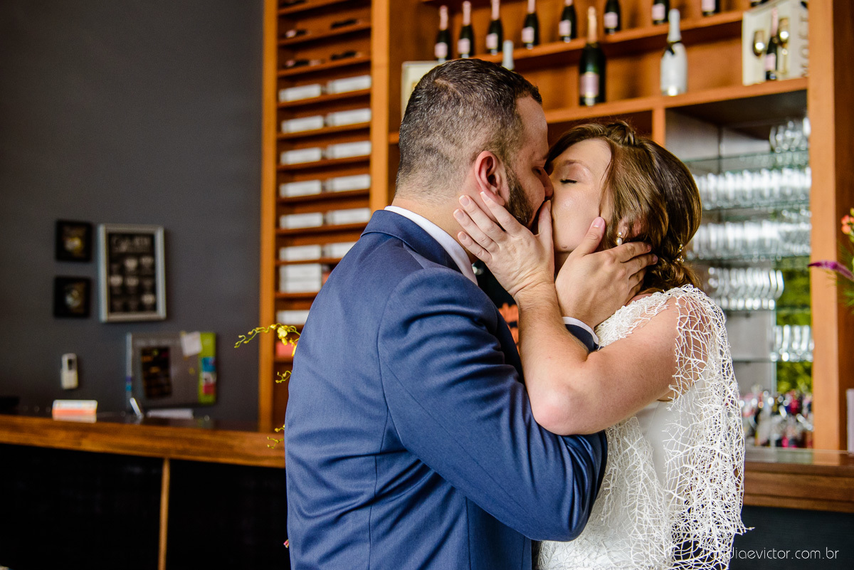 Lindo casamento mini wedding realizado no restaurante mahara na serra em jacaraípe com noivo noiva buquê e vestido feito por fotógrafos de casamento de vila velha, vitoria e serra es com vista para o mar no meio da pandemia de corona virus covid-19