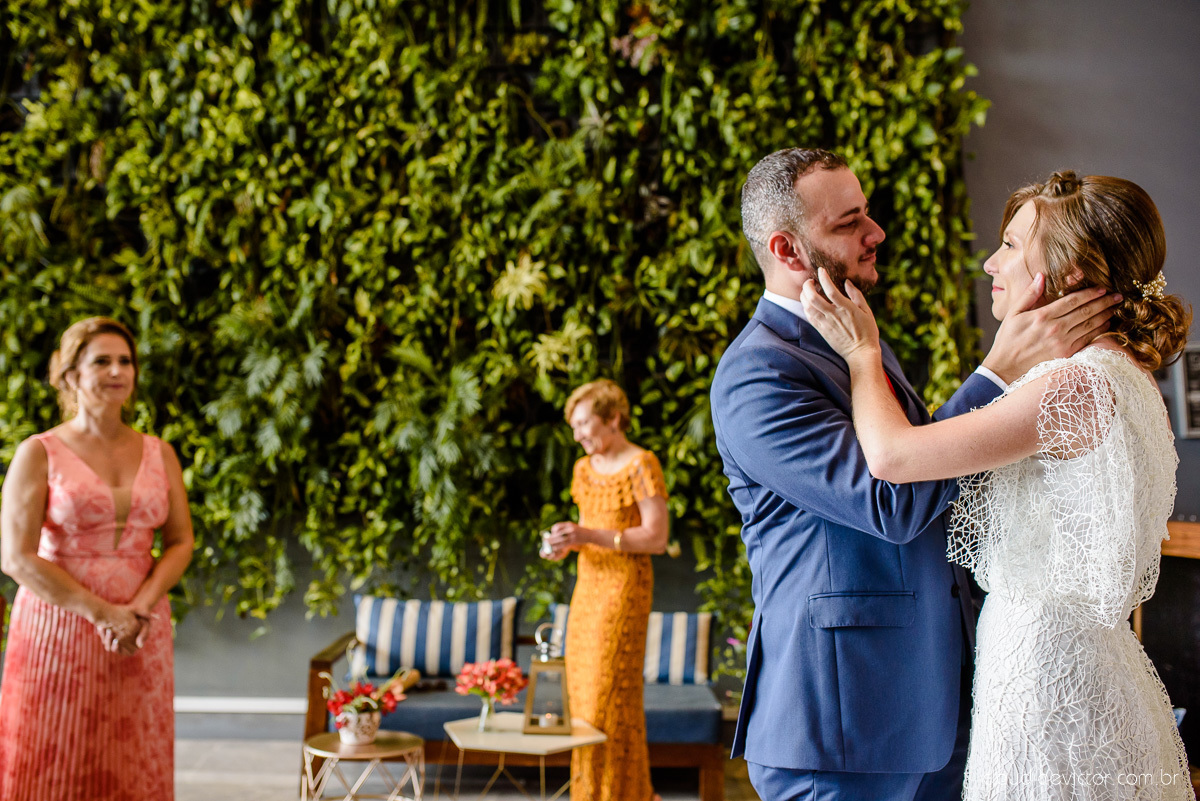 Lindo casamento mini wedding realizado no restaurante mahara na serra em jacaraípe com noivo noiva buquê e vestido feito por fotógrafos de casamento de vila velha, vitoria e serra es com vista para o mar no meio da pandemia de corona virus covid-19
