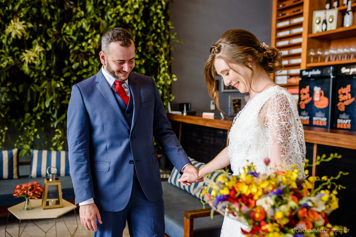 Lindo casamento mini wedding realizado no restaurante mahara na serra em jacaraípe com noivo noiva buquê e vestido feito por fotógrafos de casamento de vila velha, vitoria e serra es com vista para o mar no meio da pandemia de corona virus covid-19