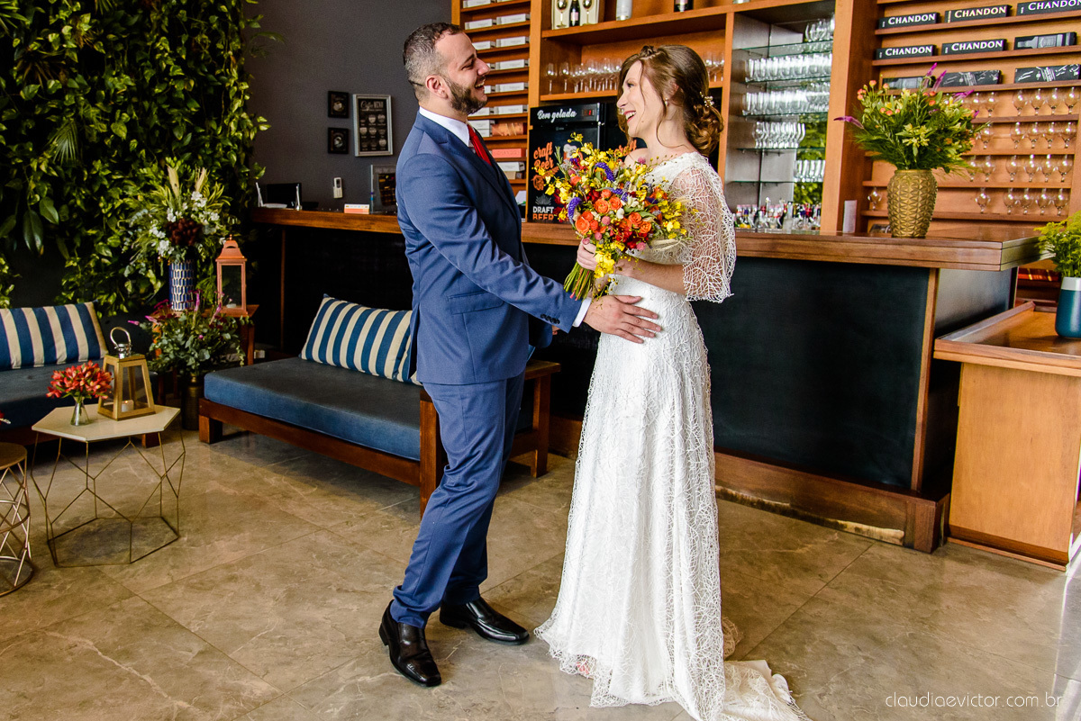 Lindo casamento mini wedding realizado no restaurante mahara na serra em jacaraípe com noivo noiva buquê e vestido feito por fotógrafos de casamento de vila velha, vitoria e serra es com vista para o mar no meio da pandemia de corona virus covid-19