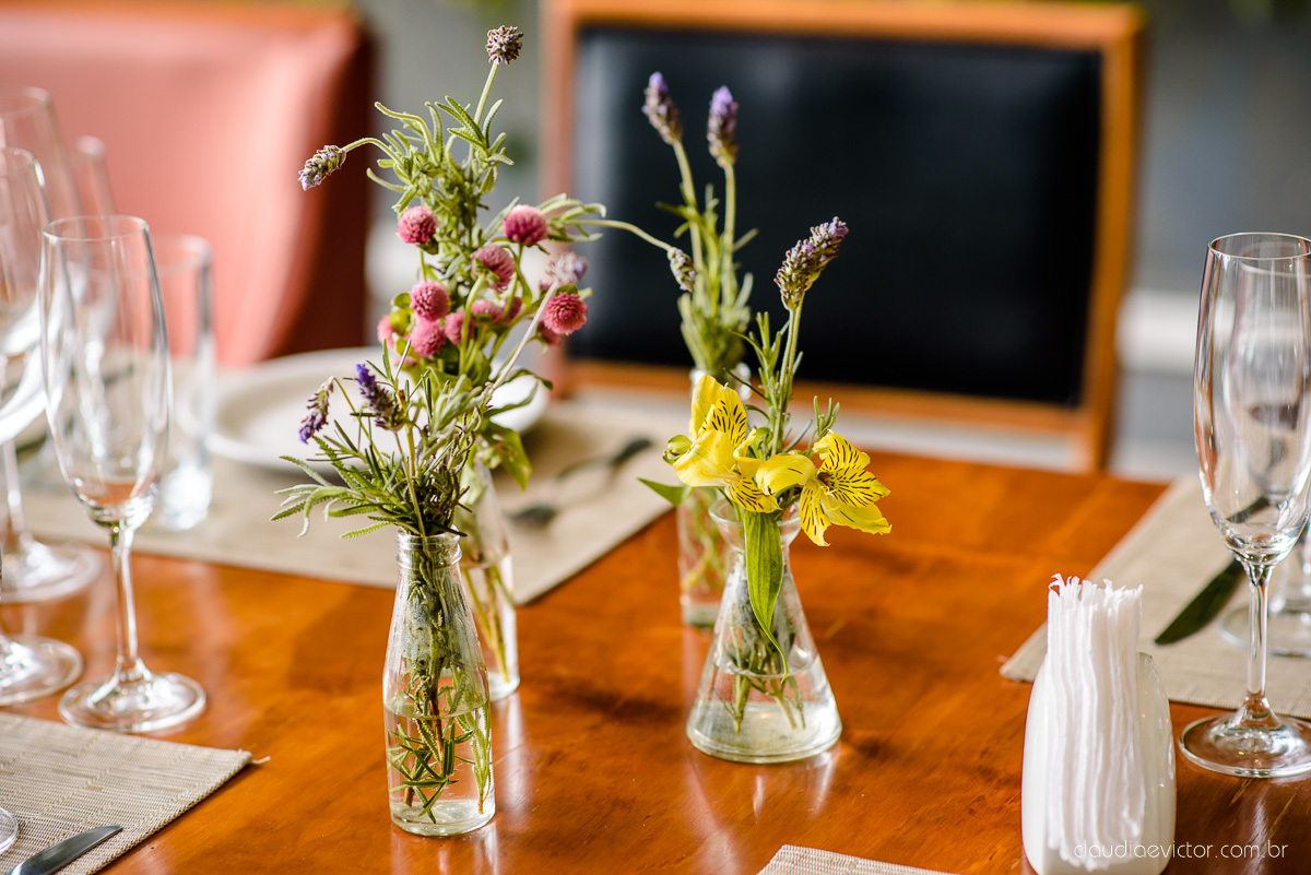 Lindo casamento mini wedding realizado no restaurante mahara na serra em jacaraípe com noivo noiva buquê e vestido feito por fotógrafos de casamento de vila velha, vitoria e serra es com vista para o mar no meio da pandemia de corona virus covid-19