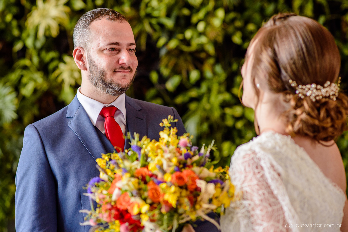 Lindo casamento mini wedding realizado no restaurante mahara na serra em jacaraípe com noivo noiva buquê e vestido feito por fotógrafos de casamento de vila velha, vitoria e serra es com vista para o mar no meio da pandemia de corona virus covid-19