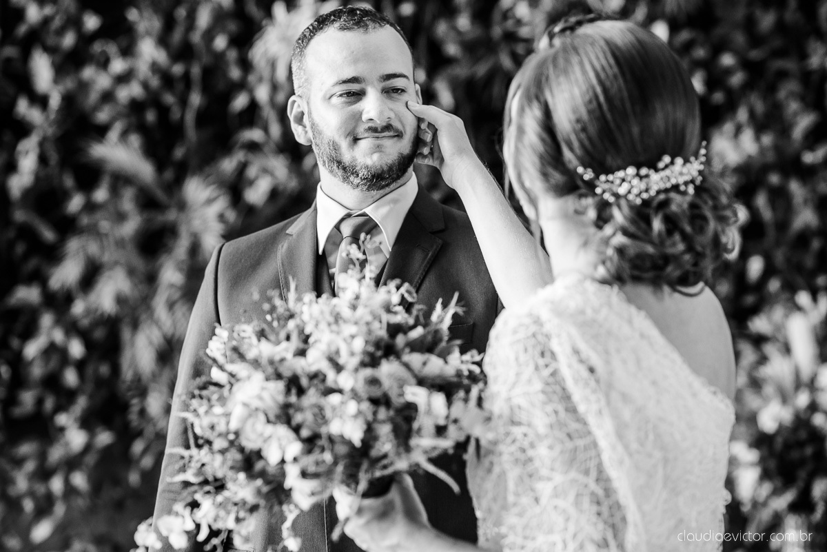 Lindo casamento mini wedding realizado no restaurante mahara na serra em jacaraípe com noivo noiva buquê e vestido feito por fotógrafos de casamento de vila velha, vitoria e serra es com vista para o mar no meio da pandemia de corona virus covid-19