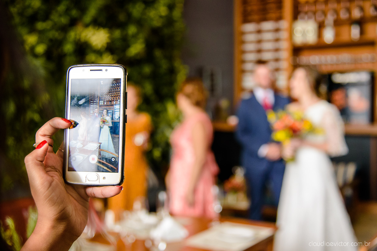 Lindo casamento mini wedding realizado no restaurante mahara na serra em jacaraípe com noivo noiva buquê e vestido feito por fotógrafos de casamento de vila velha, vitoria e serra es com vista para o mar no meio da pandemia de corona virus covid-19