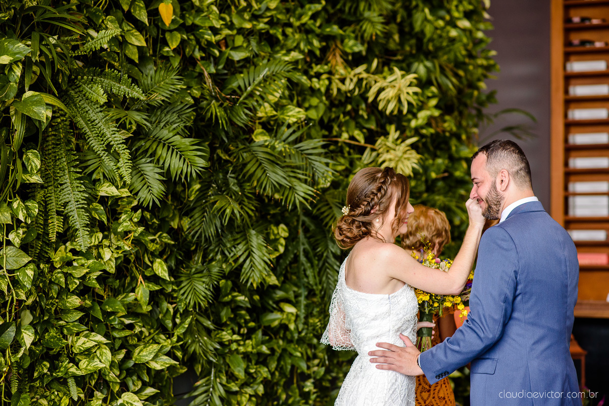 Lindo casamento mini wedding realizado no restaurante mahara na serra em jacaraípe com noivo noiva buquê e vestido feito por fotógrafos de casamento de vila velha, vitoria e serra es com vista para o mar no meio da pandemia de corona virus covid-19