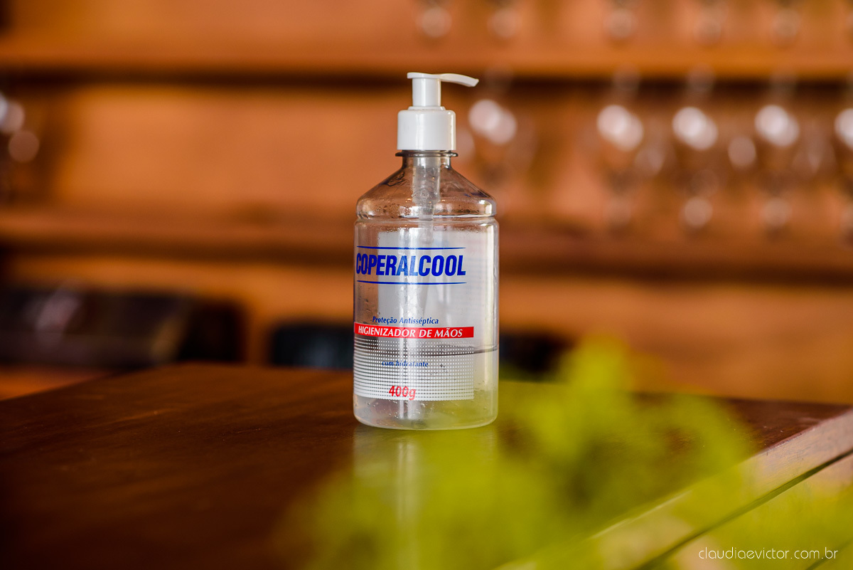 Lindo casamento mini wedding realizado no restaurante mahara na serra em jacaraípe com noivo noiva buquê e vestido feito por fotógrafos de casamento de vila velha, vitoria e serra es com vista para o mar no meio da pandemia de corona virus covid-19