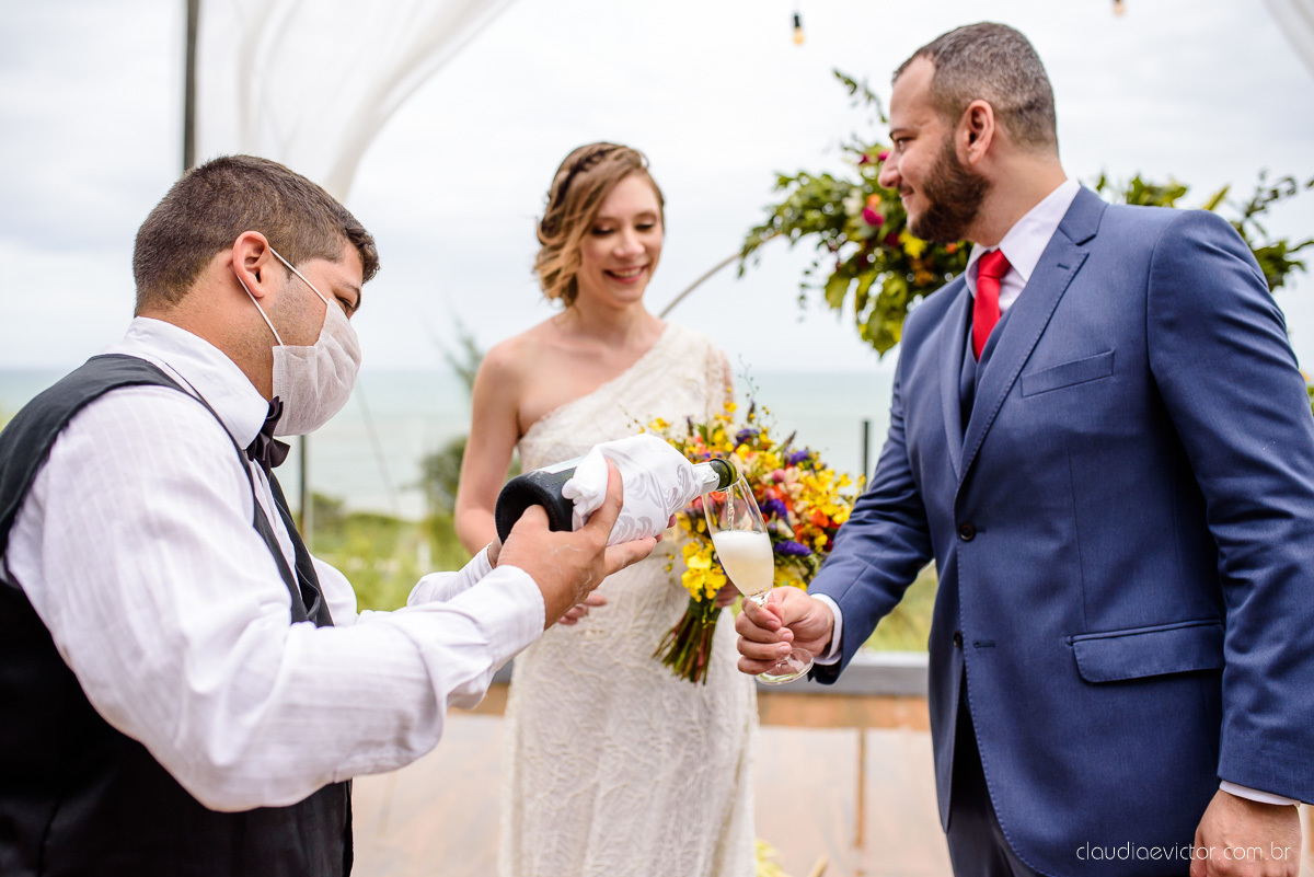 Lindo casamento mini wedding realizado no restaurante mahara na serra em jacaraípe com noivo noiva buquê e vestido feito por fotógrafos de casamento de vila velha, vitoria e serra es com vista para o mar no meio da pandemia de corona virus covid-19
