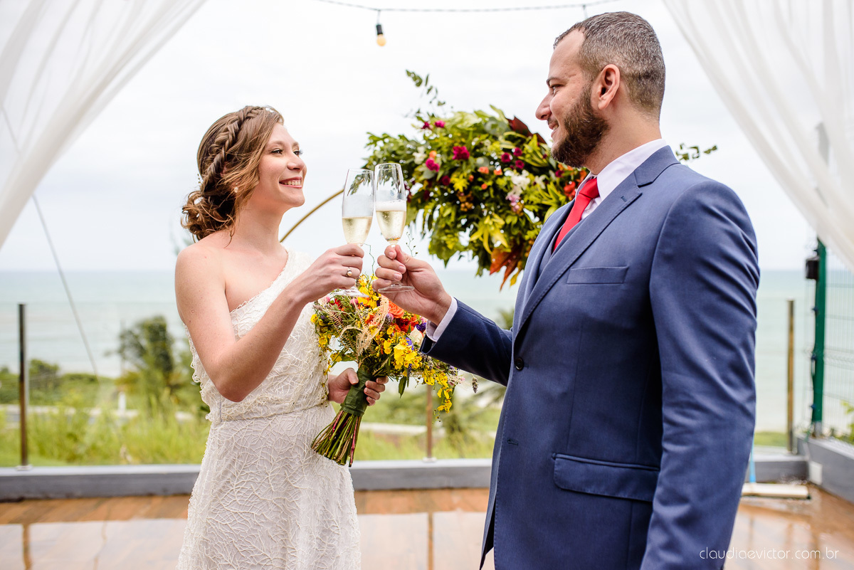 Lindo casamento mini wedding realizado no restaurante mahara na serra em jacaraípe com noivo noiva buquê e vestido feito por fotógrafos de casamento de vila velha, vitoria e serra es com vista para o mar no meio da pandemia de corona virus covid-19