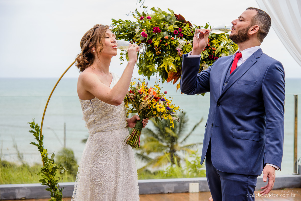 Lindo casamento mini wedding realizado no restaurante mahara na serra em jacaraípe com noivo noiva buquê e vestido feito por fotógrafos de casamento de vila velha, vitoria e serra es com vista para o mar no meio da pandemia de corona virus covid-19