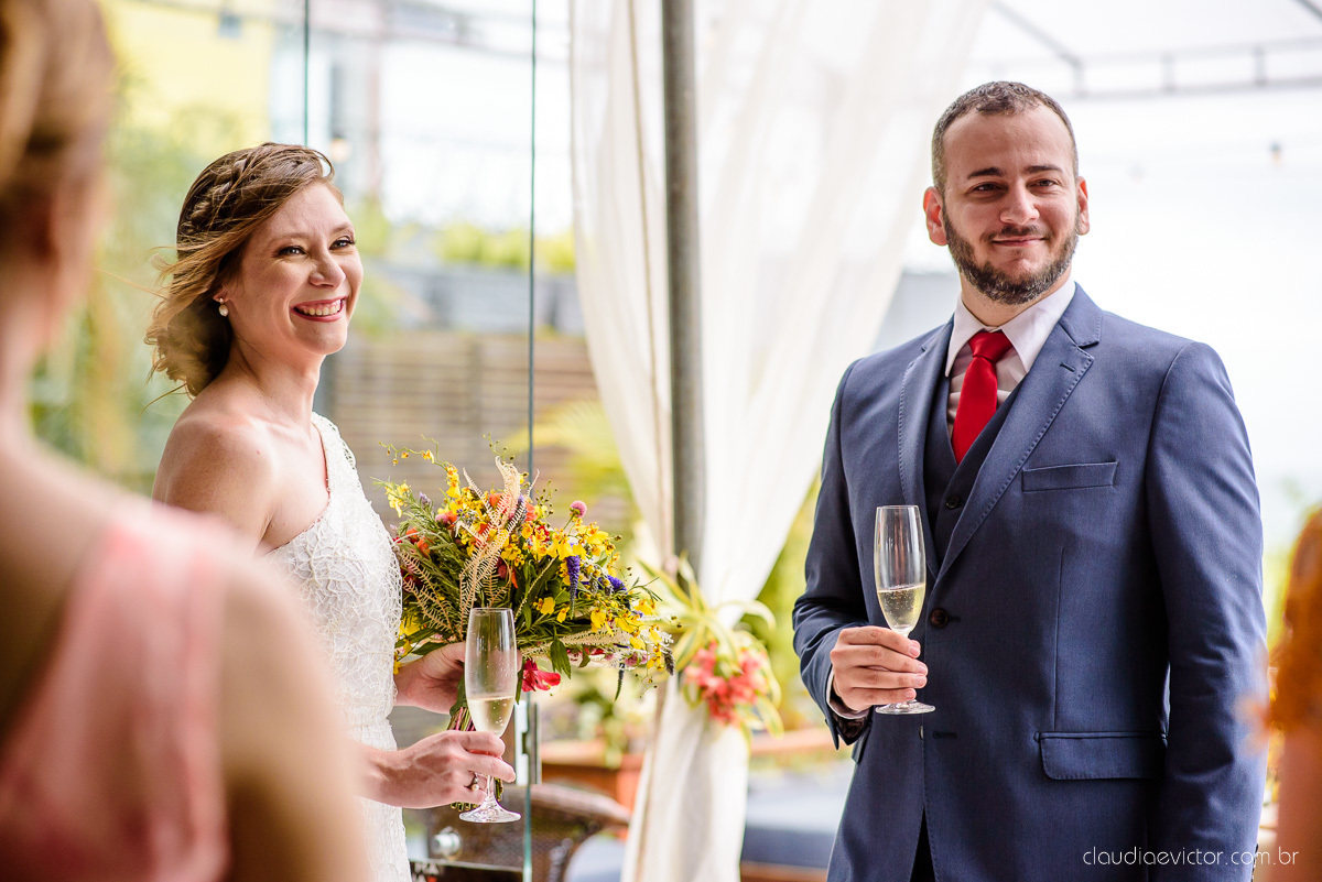 Lindo casamento mini wedding realizado no restaurante mahara na serra em jacaraípe com noivo noiva buquê e vestido feito por fotógrafos de casamento de vila velha, vitoria e serra es com vista para o mar no meio da pandemia de corona virus covid-19