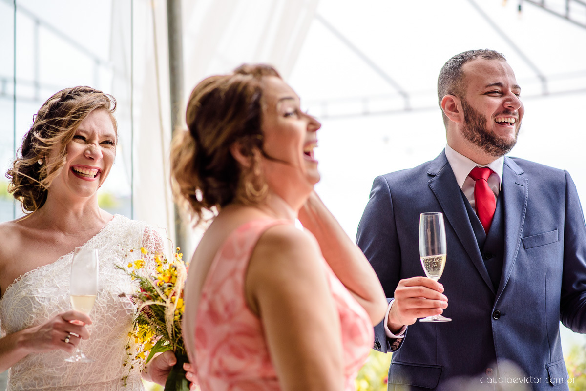 Lindo casamento mini wedding realizado no restaurante mahara na serra em jacaraípe com noivo noiva buquê e vestido feito por fotógrafos de casamento de vila velha, vitoria e serra es com vista para o mar no meio da pandemia de corona virus covid-19
