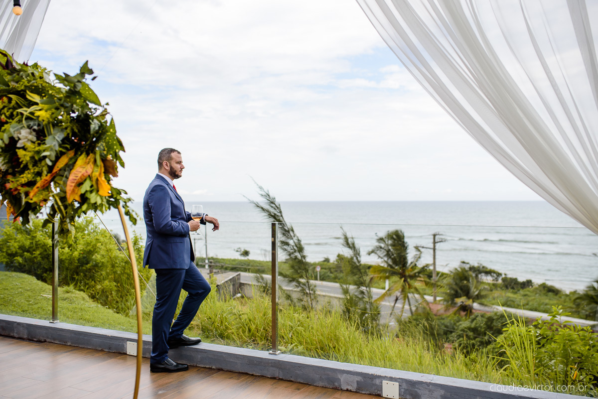 Lindo casamento mini wedding realizado no restaurante mahara na serra em jacaraípe com noivo noiva buquê e vestido feito por fotógrafos de casamento de vila velha, vitoria e serra es com vista para o mar no meio da pandemia de corona virus covid-19