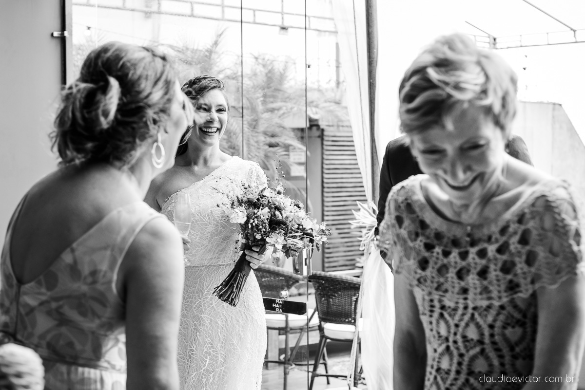 Lindo casamento mini wedding realizado no restaurante mahara na serra em jacaraípe com noivo noiva buquê e vestido feito por fotógrafos de casamento de vila velha, vitoria e serra es com vista para o mar no meio da pandemia de corona virus covid-19