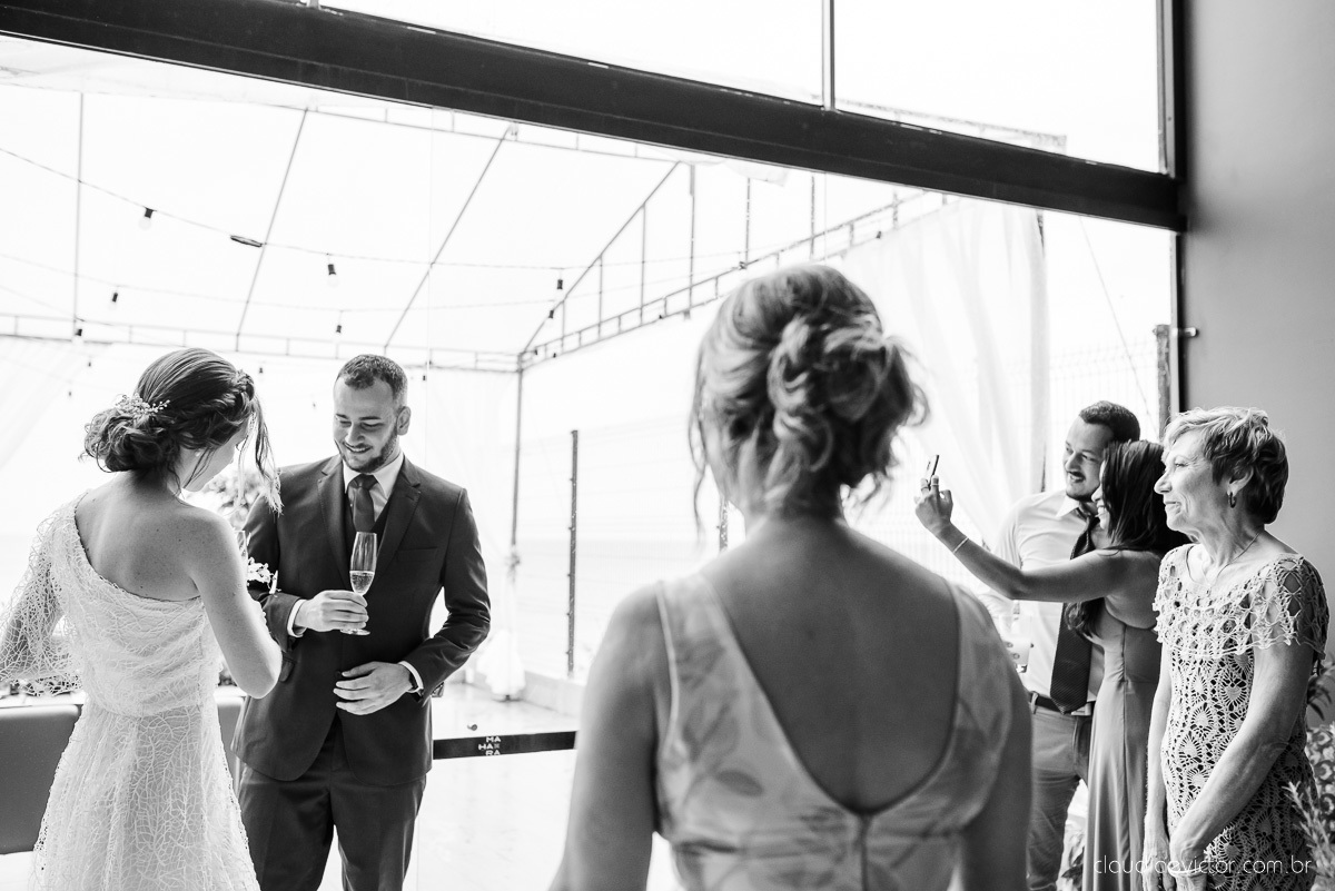 Lindo casamento mini wedding realizado no restaurante mahara na serra em jacaraípe com noivo noiva buquê e vestido feito por fotógrafos de casamento de vila velha, vitoria e serra es com vista para o mar no meio da pandemia de corona virus covid-19