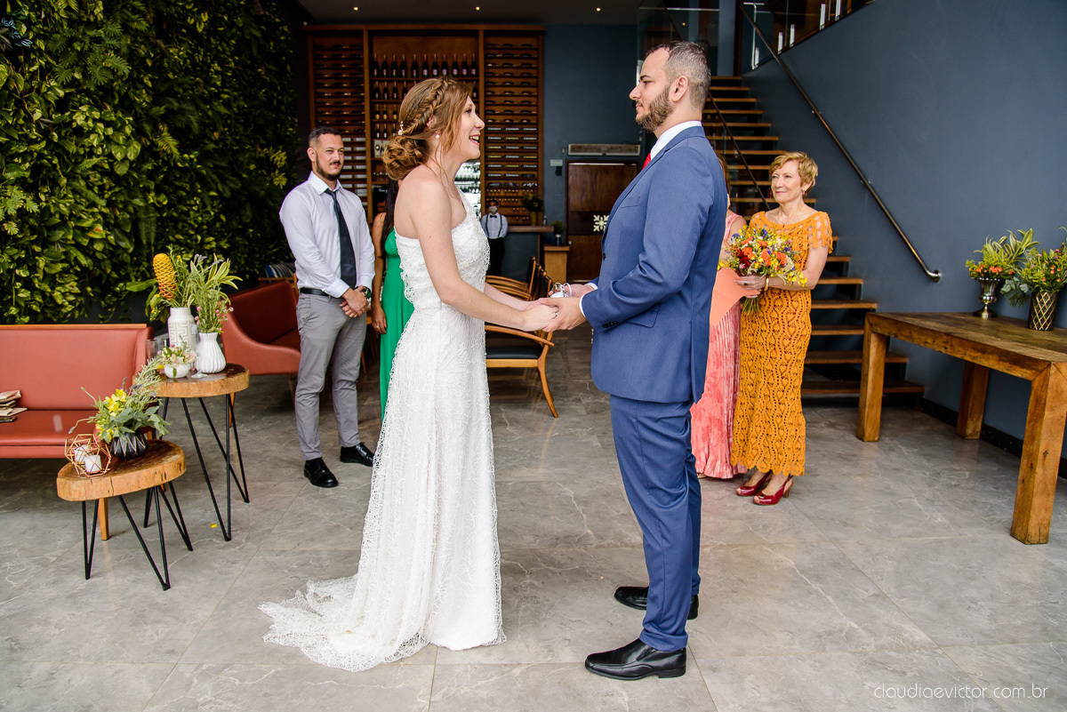 Lindo casamento mini wedding realizado no restaurante mahara na serra em jacaraípe com noivo noiva buquê e vestido feito por fotógrafos de casamento de vila velha, vitoria e serra es com vista para o mar no meio da pandemia de corona virus covid-19