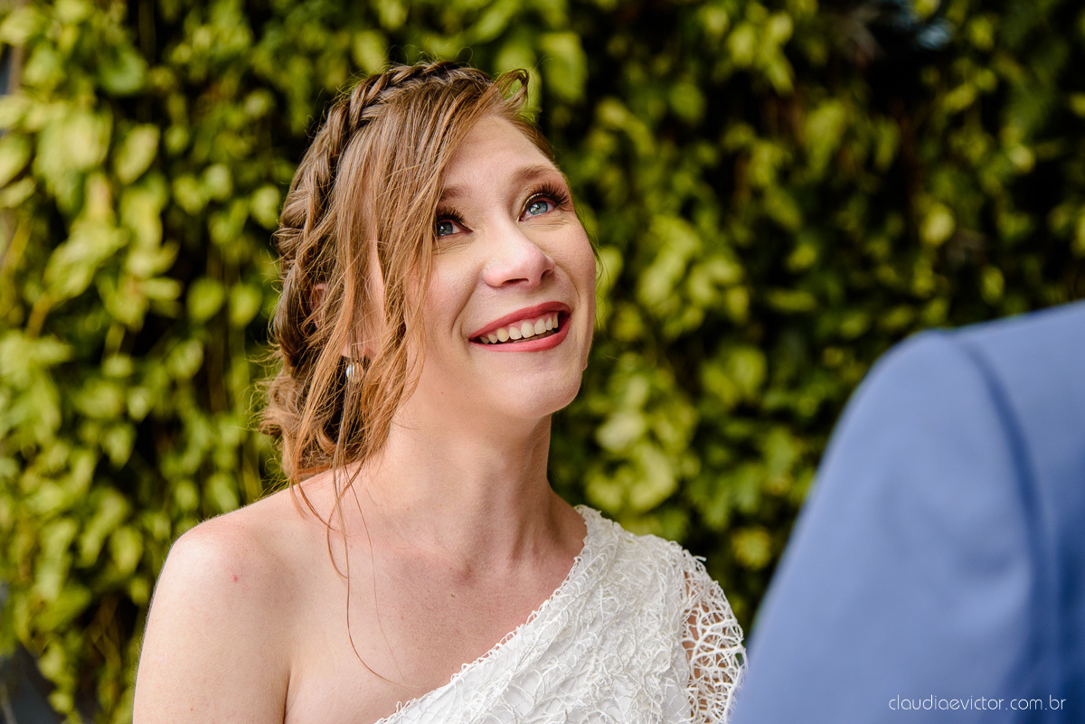 Lindo casamento mini wedding realizado no restaurante mahara na serra em jacaraípe com noivo noiva buquê e vestido feito por fotógrafos de casamento de vila velha, vitoria e serra es com vista para o mar no meio da pandemia de corona virus covid-19