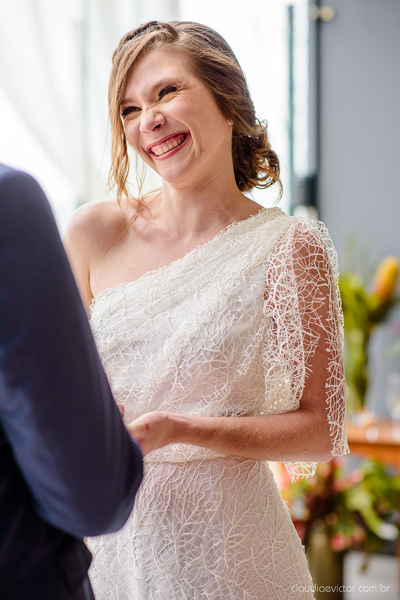 Lindo casamento mini wedding realizado no restaurante mahara na serra em jacaraípe com noivo noiva buquê e vestido feito por fotógrafos de casamento de vila velha, vitoria e serra es com vista para o mar no meio da pandemia de corona virus covid-19