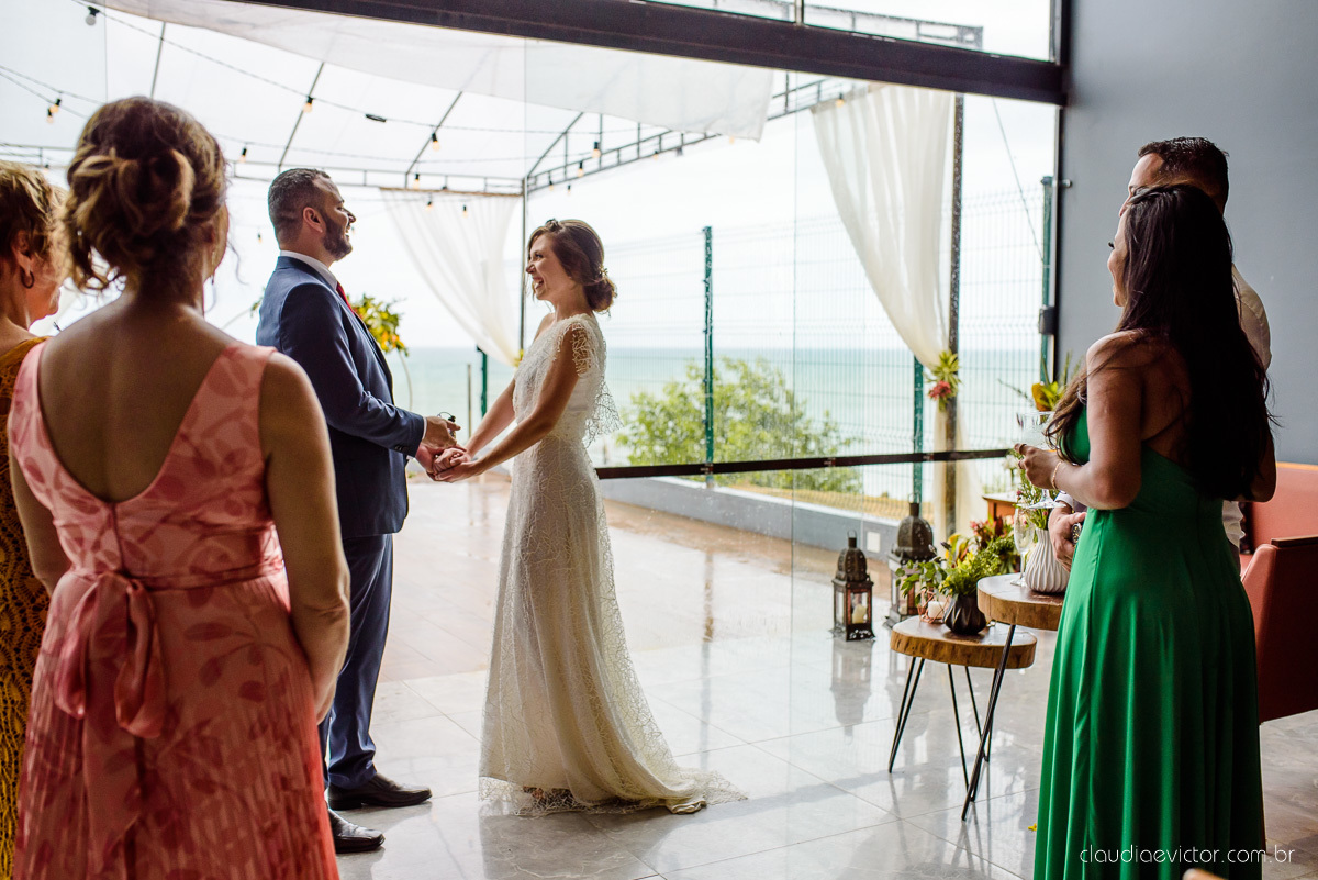 Lindo casamento mini wedding realizado no restaurante mahara na serra em jacaraípe com noivo noiva buquê e vestido feito por fotógrafos de casamento de vila velha, vitoria e serra es com vista para o mar no meio da pandemia de corona virus covid-19