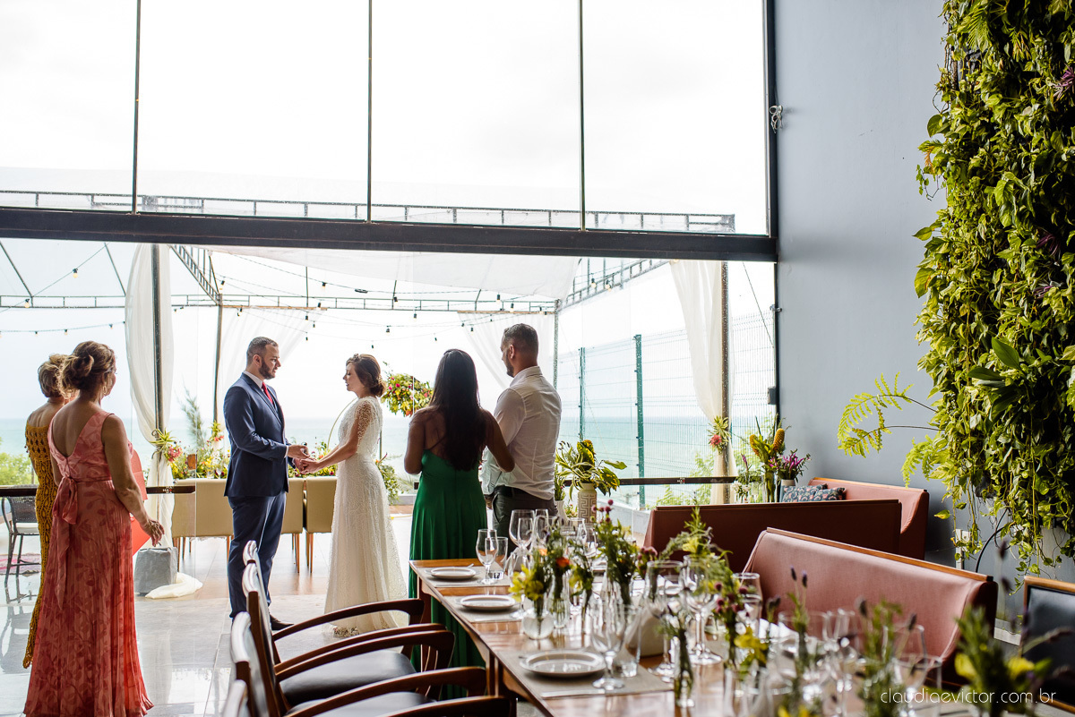 Lindo casamento mini wedding realizado no restaurante mahara na serra em jacaraípe com noivo noiva buquê e vestido feito por fotógrafos de casamento de vila velha, vitoria e serra es com vista para o mar no meio da pandemia de corona virus covid-19