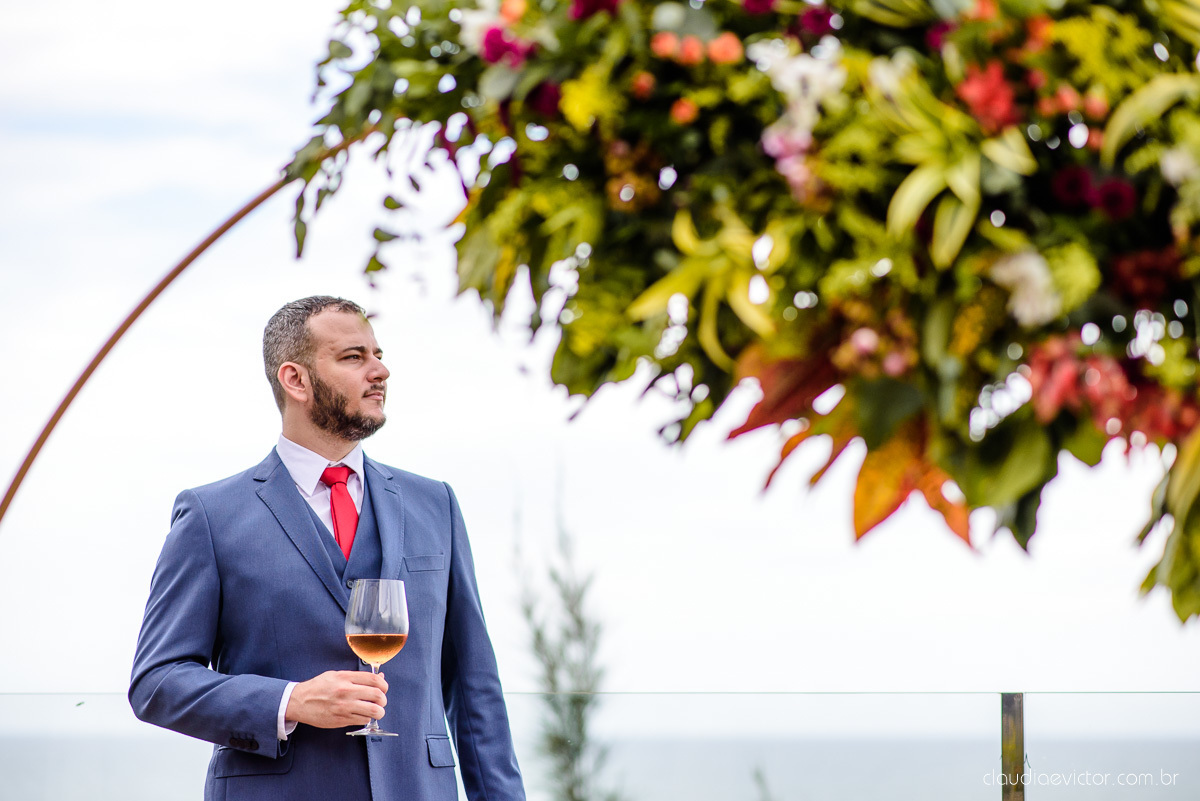 Lindo casamento mini wedding realizado no restaurante mahara na serra em jacaraípe com noivo noiva buquê e vestido feito por fotógrafos de casamento de vila velha, vitoria e serra es com vista para o mar no meio da pandemia de corona virus covid-19
